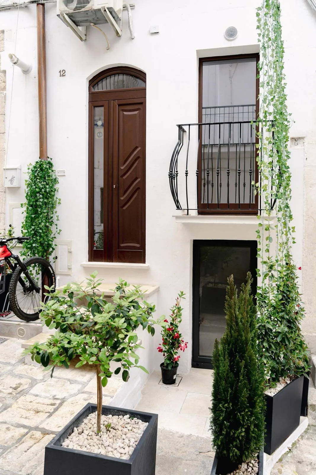 La facciata bianca con la porta d'ingresso