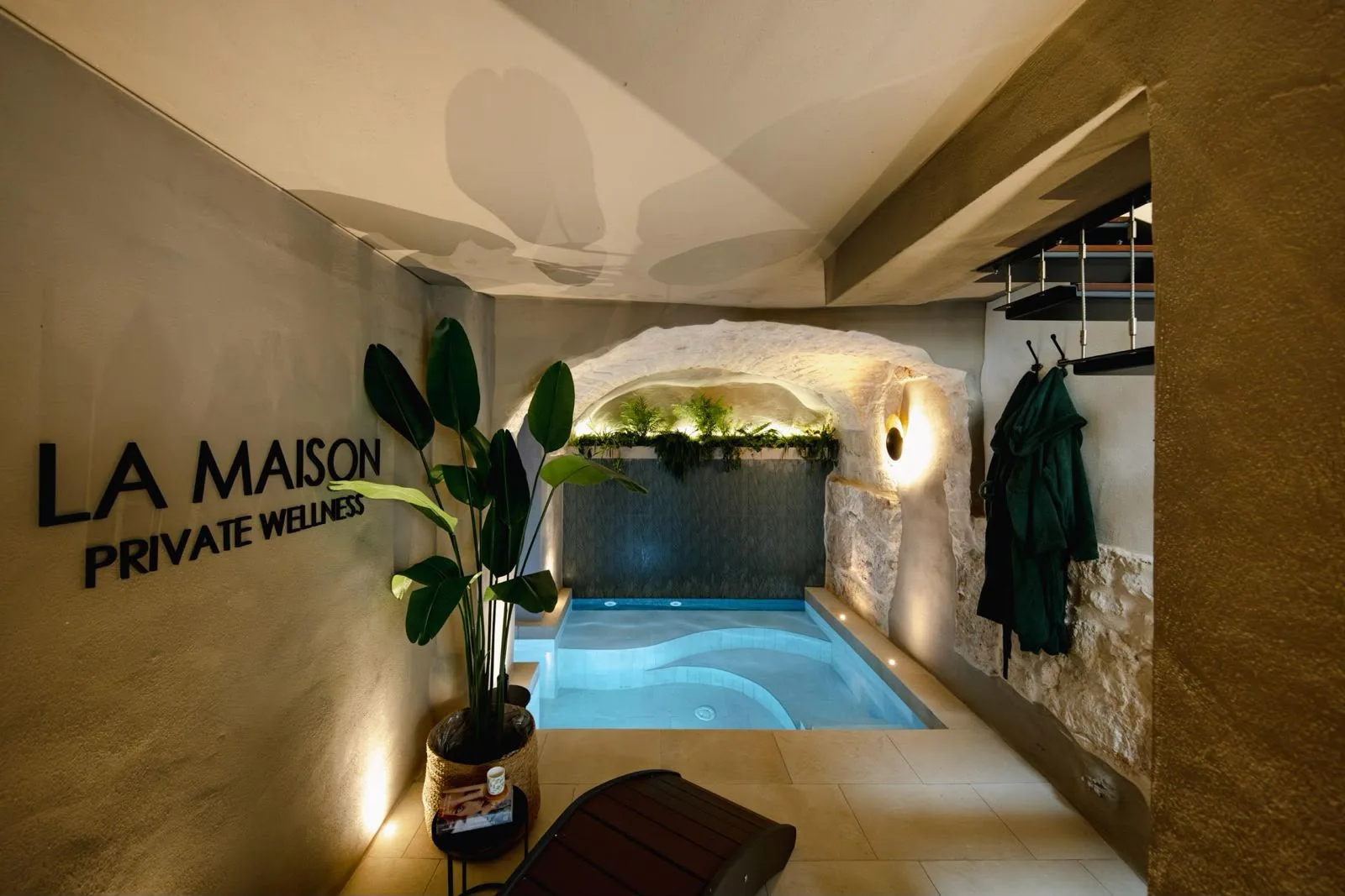La piscina riscaldata privata con l'insegna La Maison