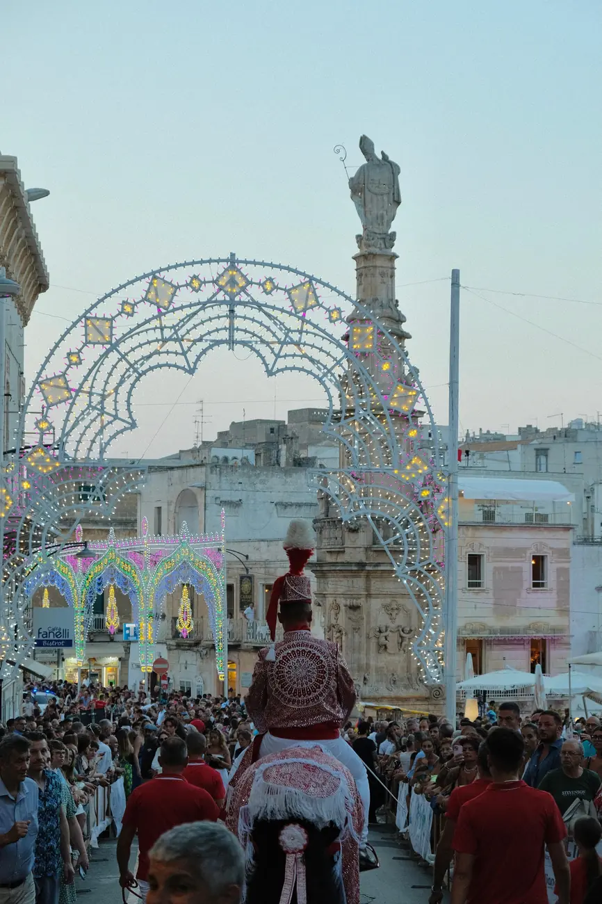La Cavalcata di Sant'Oronzo tra le luminarie e la colonna del santo