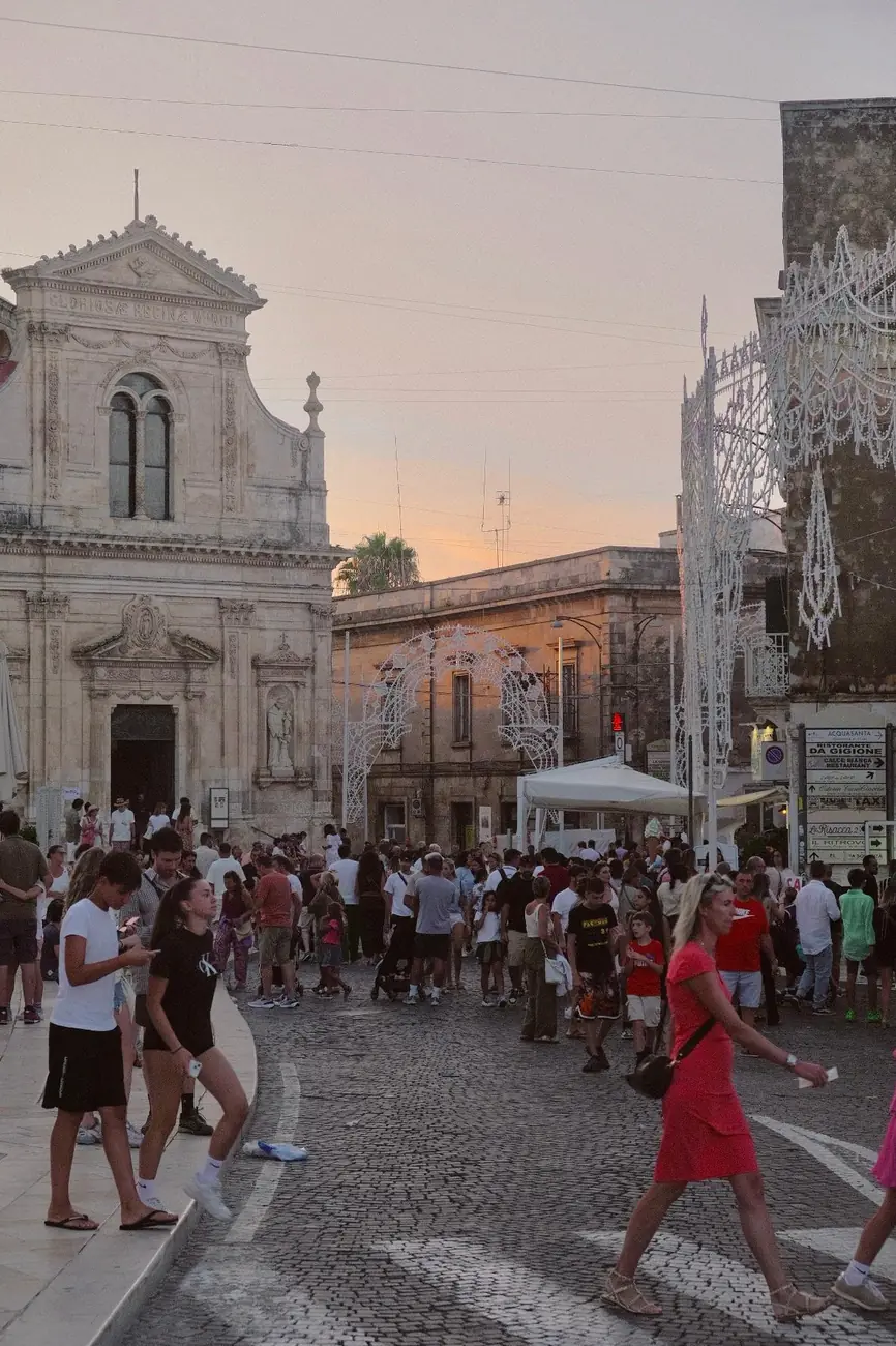 La piazza di Ostuni al tramonto con le luminarie della festa patronale