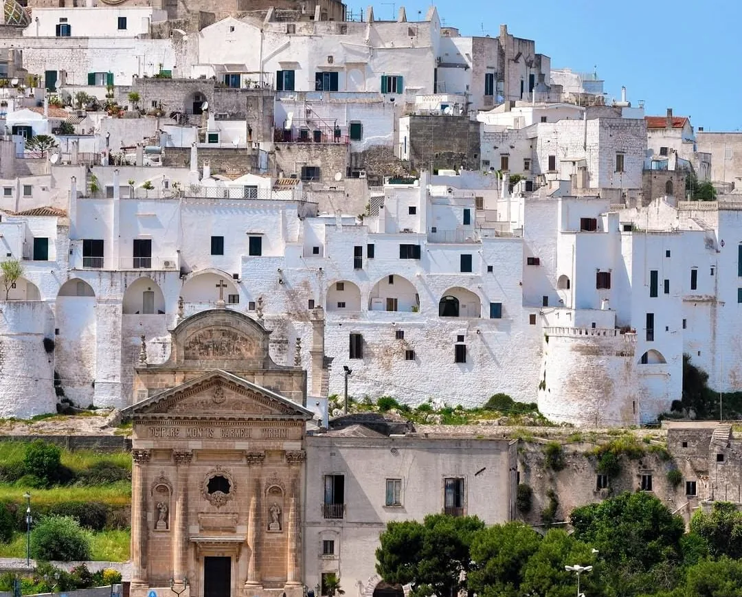 La collina di case bianche del centro storico di Ostuni vista dal basso