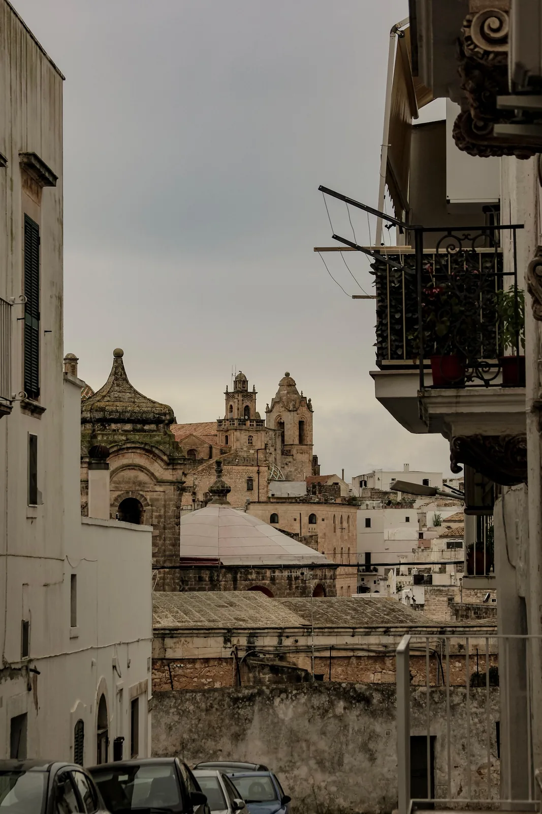Scorcio dei tetti e delle torri del centro storico di Ostuni da un vicolo